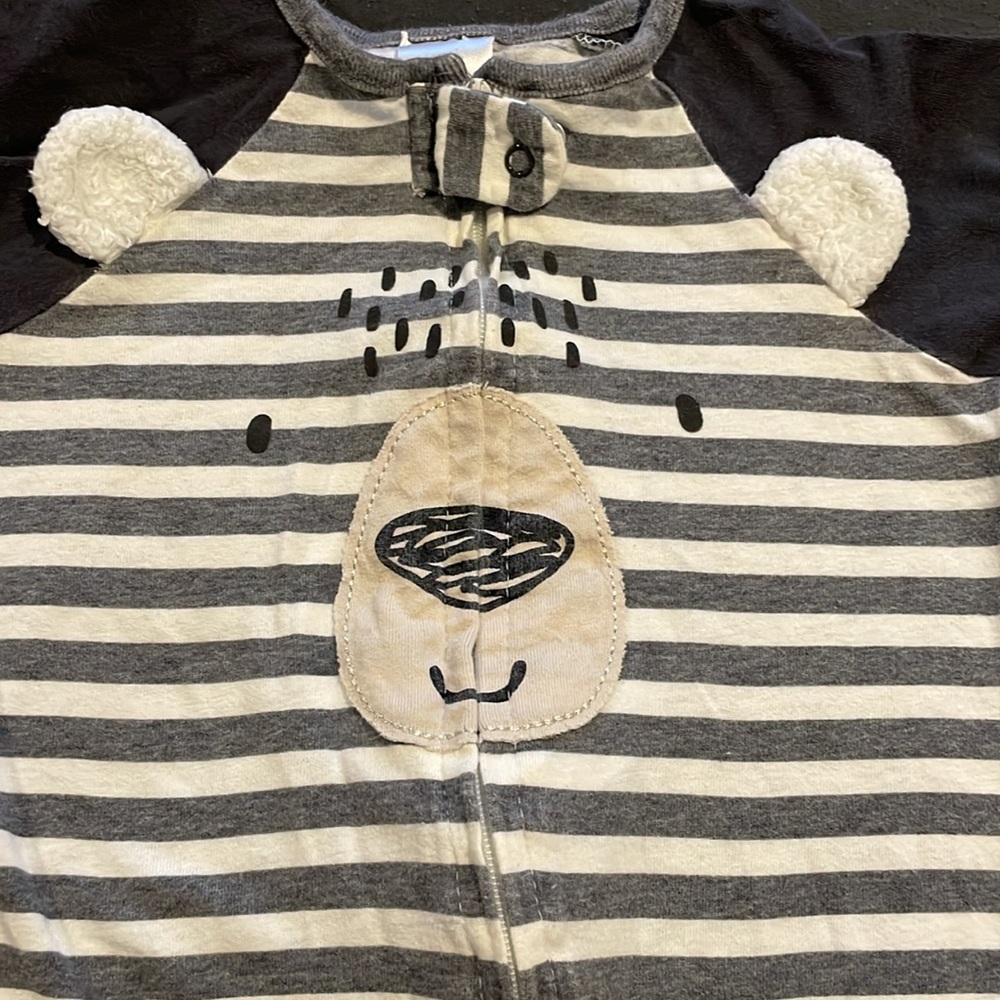 Gently used 3-6m Gerber footie pajamas - Picture 3 of 4